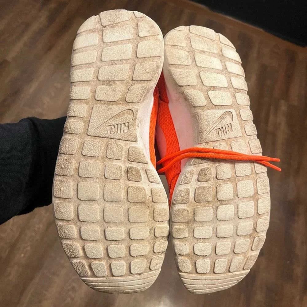 NIKE Roshe Orange Athletic Shoes Women 7